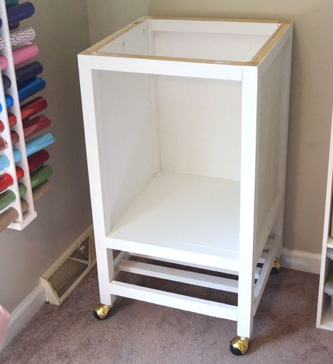 Heat Press Cart Ideas, Diy Craft Cart With Wheels, Heat Press Table Ideas, Diy Rolling Cart, Cricut Storage, Cricut Cart, Scrapbook Room Organization, Small Dressing Rooms, Cake Jars