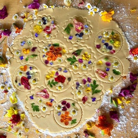 Flower Baked Goods, Floral Baked Goods, Flower Season Mood Food, Flower Food Ideas, 5 Petal Flower, Edible Flowers Cake, Flower Desserts, Edible Flowers Recipes, Cookies Sugar