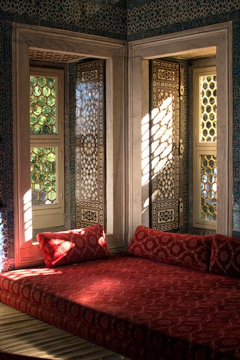 A luxurious reading room, one of Calli's favorite spots in the Topkapi Palace in #Istanbul #Turkey Luxurious Palace, Topkapi Palace, Latest Interior Design Trends, Moroccan Interiors, التصميم الخارجي للمنزل, Hus Inspiration, घर की सजावट, Reading Room, Islamic Architecture