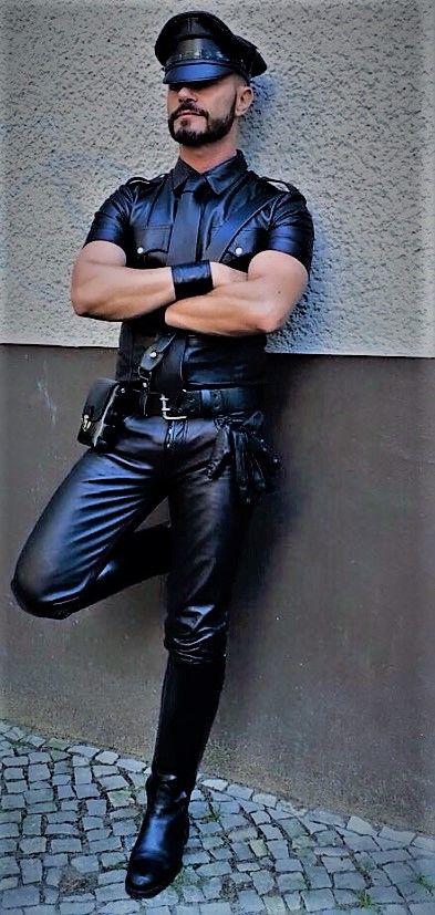 Keeping an eye on the guests. Leather Clothes, Mens Leather Clothing, Mens Leather Pants, Leather Gear, Men In Uniform, Leather Shirt, Leather Trousers, Leather Outfit, Shirt And Pants