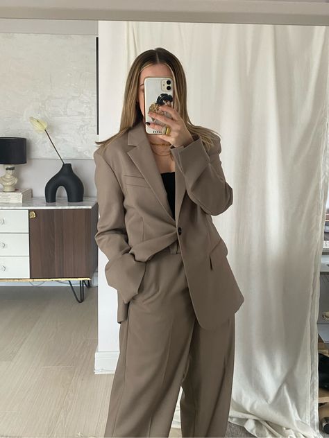 Suits For Women Oversize, Khaki Suit Women, Oversized Pant Suit Women, Neutral Suit Women, Oversize Suit Women, Woman Business Suit, Oversized Suits For Women, Beige Suits Women, Oversized Suit Women