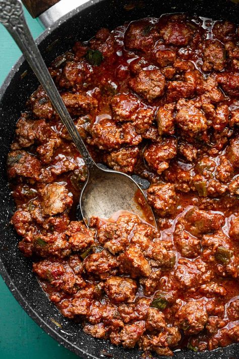 Make these Whole30 Sloppy Joes any night of the week for a flavorful, healthy, rib-sticking meal for the whole family! | #FoodFaithFitness | #whole30 #whole30meal #sloppyjoes #healthyfamilydinner #healthycomfortfood Ground Pork Whole 30, Whole 30 Hamburger Helper, Whole30 Sloppy Joes, Paleo Dinner Ground Beef, Whole 30 Sloppy Joes, Ground Turkey Paleo Recipes, Ground Beef Whole 30 Recipes, Whole 30 Ground Beef Recipes, Whole 30 Meatloaf