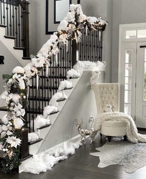 Winter Wonderland Staircase, Rustic Winter Wonderland Christmas, Winter Wonderland Home Decorations, Winter Wonderland House Decor, Winter Wonderland Decorations House, Stairway Christmas Decor, Christmas Wonderland Decorations Indoor, Winter White Christmas Decor, Winter Wonderland Decorations Christmas