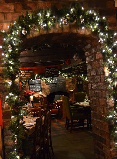 Resturant Ideas For Christmas, Decorating Restaurant For Christmas, Pub Christmas Decor, Christmas Pub Decorations, Christmas Bar Decorations Restaurant, Pub Christmas Decorations, Christmas Cafe Decor, Christmas Bar Decor, Restaurant Christmas Decor Ideas