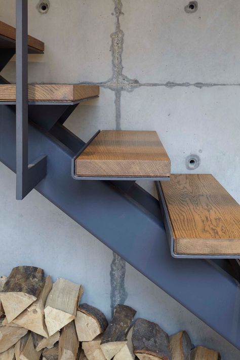 Re:model — Steel and wood stairs Stair Knee Wall, Cantilevered Stairs, Cantilever Staircase, Scale Loft, سلالم حلزونية, Industrial Stairs, Cantilever Stairs, Detail Arsitektur, Escalier Design