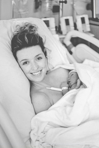 Home birth, hospital birth, biological baby or adopted baby - here are our top ten incredible moments to capture on your baby's first day...  1) Waiting for ba Newborn Hospital Pictures, Baby Hospital Pictures, Photo Bb, Hospital Photos Newborn, Birth Pictures, Foto Newborn, Hospital Photography, Hospital Pictures, Delivery Pictures