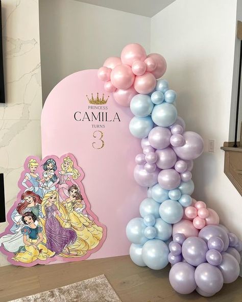 Princess Garland Balloons, Pastel Color Princess Party, Simple Princess Backdrop Ideas, Princesses Birthday Party Decorations, Princess Backdrop Birthday, Princesses Theme Birthday Party, Simple Princess Birthday Decorations, Princess Theme Birthday Backdrop, Princess Theme Balloon Garland