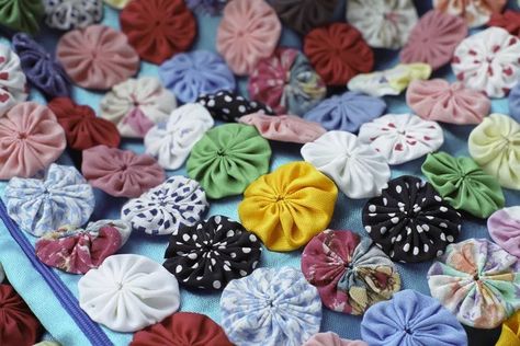 Learn How to Make a Yo-Yo Quilt Yo Yo Quilt How To Make A, Yo Yo Quilt, Yo Yos, Yo-yos, Decorative Elements, Sewing, Fabric