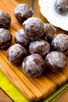 Moist chocolate donut holes, baked not fried, and thickly covered in a sweet glaze. Recipe @ sallysbakingaddiction.com Donuts Holes, Chocolate Donut Holes, Donut Hole Recipe, Doughnut Recipes, Breakfast Donuts, Dessert Sushi, Sweet Glaze, Chocolate Donut, Breakfast And Brunch