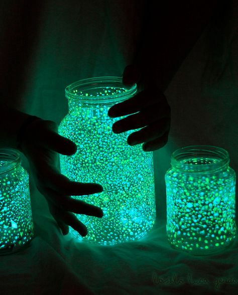 Glow In The Dark Jars, Diy Halloween Jars, Glow Mason Jars, Glow In Dark Paint, Fairy Glow Jars, Mason Jar Fairy Lights, Diy Halloween Dekoration, Glow Jars, Girly Tips