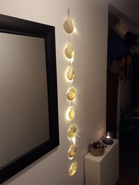 Seashell Room Decor Aesthetic, Shell Room Decor Aesthetic, Seashell Decor Diy, Diy Ocean Decorations, Seashell Crafts Diy Home Decor, Seashell Bathroom Ideas, Seashell Room Decor, Beachy Decorating Ideas, Shell Lamp Diy