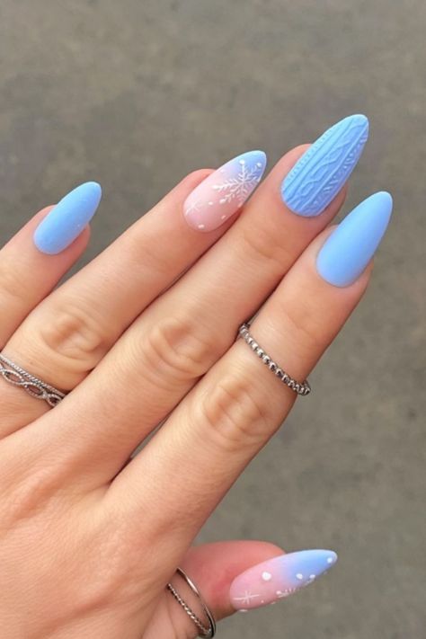 Blue Frosted Nails, Christmas Nails Baby Blue, Christmas Nails Light Blue, Baby Blue And White Nails, Baby Blue Winter Nails, Baby Blue Christmas Nails, Christmas Blue Nails, Light Blue Christmas Nails, Nails Mistletoe