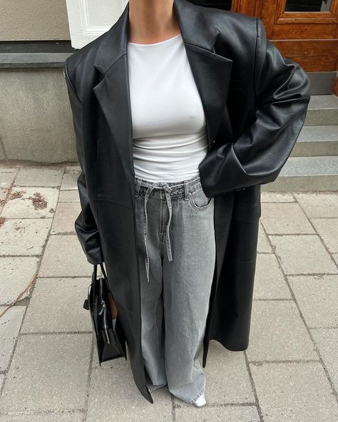 HANNA JOHANSSON (@haaannajohansson) • Instagram photos and videos Winter Trends 2024, Random Style, Winter Inspo, Leather Trench, Classy Aesthetic, Urban Street Style, Wide Jeans, Scandi Style, Neutral Fashion