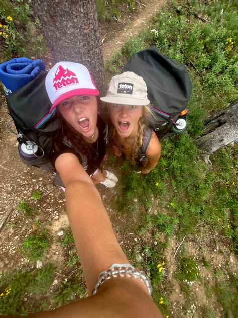 Camping Birthday Party Aesthetic, Scouting Aesthetic, Summer Camp Aesthetic, Hiking Pics, Camping Pics, Hiking With Friends, Camping Photo, Camping Aesthetic, Mountain Girl