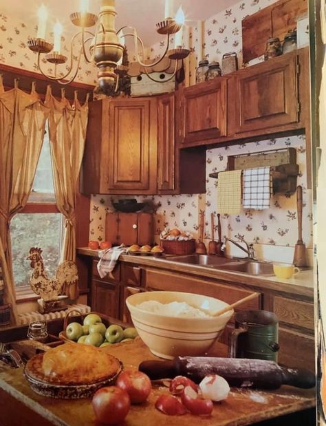 Bohemian Kitchens, Hippie Styles, Houses Inside, 80s Kitchen, Cottagecore Kitchen, Old Fashioned Kitchen, 90s Home, Bohemian Life, Butcher Blocks