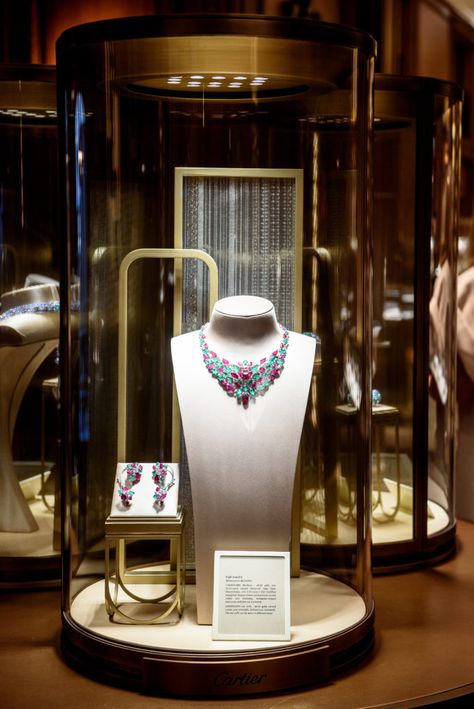 Cartier Presents One-of-a-Kind High Jewelry Exhibition at Its Historic New York Mansion | artnet News Jewelry Windows, Cartier Exhibition, New York Mansion, Jewelry Exhibition, Vintage Jewelry Display, Jewelry Showroom, Jewelry Store Displays, Jewelry Store Interior, Windows Display