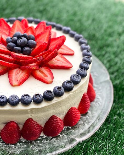 White Cake With Berries On Top, Cheesecake Decoration, Strawberries And Blueberries, Art Cake, Strawberry Blueberry, Strawberry Cakes, Blueberry Cheesecake, Cake Decor, Fruit Art