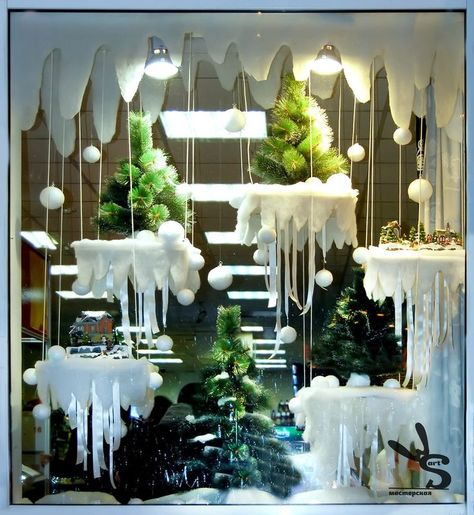 Lovely window display idea for winter Winter Window Display, Christmas Shop Window, Holiday Window Display, Window Display Retail, Decoration Vitrine, Christmas Window Display, Store Window Displays, Winter Window, Christmas Window Decorations