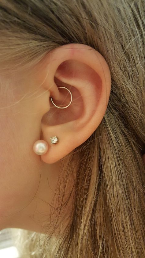 Daith Earrings Simple, Simple Daith Piercing, Pretty Daith Piercing, Dainty Daith Piercing, Darth Piercing, Daith Piercing Ideas, Daith Piercing Jewelry Simple, Daith Piercing Stud, Ear Jacket Earring Gold