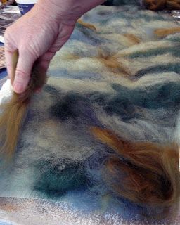 Making a Felt Book, Pt. 1: Wet Felting Wet Felting Tutorial, Tovad Ull, Wet Felting Projects, Felt Pictures, Needle Felting Tutorials, Felt Book, Wet Felt, Wool Projects, Felting Tutorials