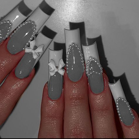 grippersbyangelina on ig Light Gray Nails Acrylic, Simple Gray Nails, Gray Nails Design, Gray Nails Ideas, Gray Acrylic Nails, Grey And White Nails, Grey Nails Ideas, Gray Nail Designs, Grey Christmas Nails