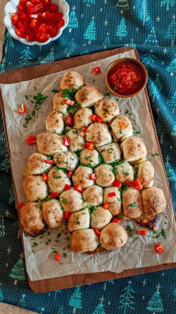 Sarah Reed on Instagram: "This cheesy pull-apart Christmas tree is made with pizza bites and it’s the perfect holiday appetizer! 🎄 It comes together quickly using pre-made pizza dough. Here’s how to make it: You’ll need two rolls of refrigerated pizza dough (I used @pillsbury brand), 1 8oz block of mozzarella cheese, your favorite pizza toppings, olive oil, Italian seasoning, and marinara sauce or pizza sauce for dipping. Pre-heat oven to 425. Cut your mozzarella block into 48 pieces. Roll your pizza dough out into a rectangle and cut each one into 24 pieces. Add your mozzarella and toppings to your cut up pizza dough. I did half with pepperoni + mozzarella, some plain mozzarella, and some pesto + mozzarella. Carefully wrap up each pizza bite, sealing it up as best you can. Line a ba Pull Apart Pizza Bites, Pull Apart Pizza, Refrigerated Pizza Dough, Pesto Mozzarella, Mozzarella Pizza, Cheesy Pizza, Christmas Recipes Appetizers, Holiday Appetizer, Pizza Bites