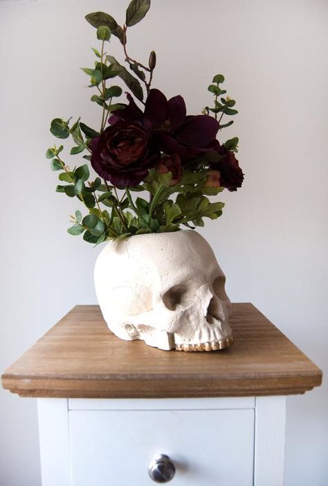 Skull Vase, Skull Pot, Deco Baroque, Skull Planter, Cottagecore Home, Gothic Garden, Goth Decor, Skull Decor, Flower Skull