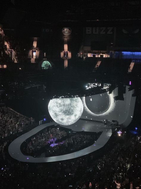 Galaxy Stage Design, Kpop Stage Design, Concert Stage Set Design, Stage Ideas Concert, Concert Layout, Tour Stage Design, Concert Visuals, Ariana Grande Sweetener Tour, Idol Life