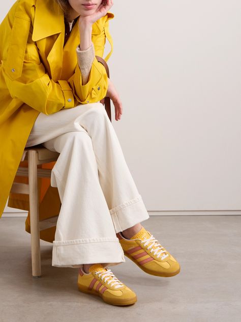 Vintage Tennis Shoes Outfit, Yellow Adidas Shoes Outfit, Gazelle Indoor Shoes, Yellow Adidas Outfit, Yellow Gazelle Adidas Outfit, Colourful Sneakers Outfit, Adidas Gazelle Outfits, Yellow Sneakers Outfit Women, Yellow Shoes Outfit Sneakers