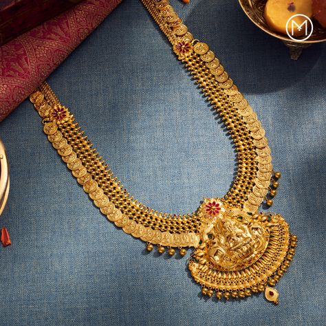 Like stardust weaved in gold, this spectacular piece of jewellery gleams with every radiant ray of light, casting a spell that enchants the soothing night. #BridesOfIndia #MalabarGoldAndDiamonds #ShowTheWay #IndianBrides #BridalJewellery#GoldJewellery Tamilian Bride, Malabar Jewellery, Casting A Spell, Creative Shoot, Wedding Jewelry Sets Bridal Jewellery, Ray Of Light, Gold Jewelry Stores, Ear Rings, Bridal Gold Jewellery