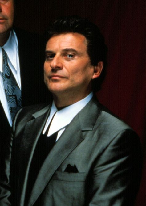 Gangsta Movies, Joe Pesci Goodfellas, Old School Hairstyles, Tommy Devito, Joe Pesci, 1990s Films, Joe Mantegna, Male Portrait Poses, Gangster Movies