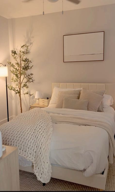 Simple Room Ideas For Couples, Small Bedroom Ideas Beige, Beige Cozy Aesthetic, Cozy And Clean Bedroom, White And Cream Room, Room Ideas White And Beige, Minimalist Bedroom Women, White And Beige Room Aesthetic, Beige White Bedroom Ideas