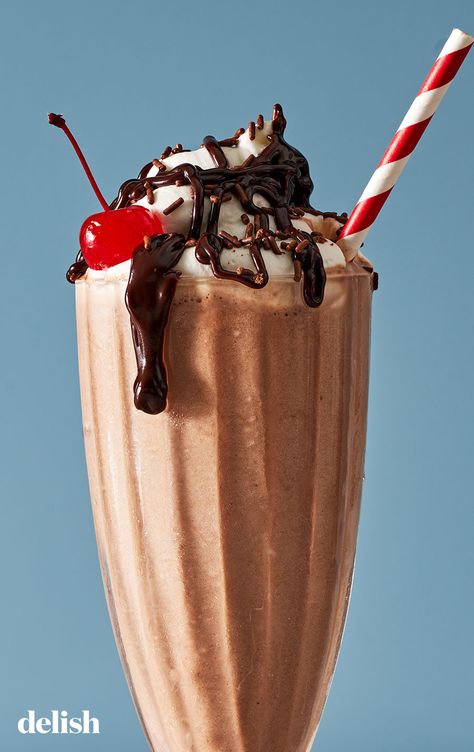 Diner Milkshake Aesthetic, Over The Top Milkshakes, Chocolate Milkshake Aesthetic, 1950s Milkshake, Milkshakes Aesthetic, Easy Chocolate Milkshake Recipe, Milkshake Photography, Milkshakes Recipes, Brownie Milkshake