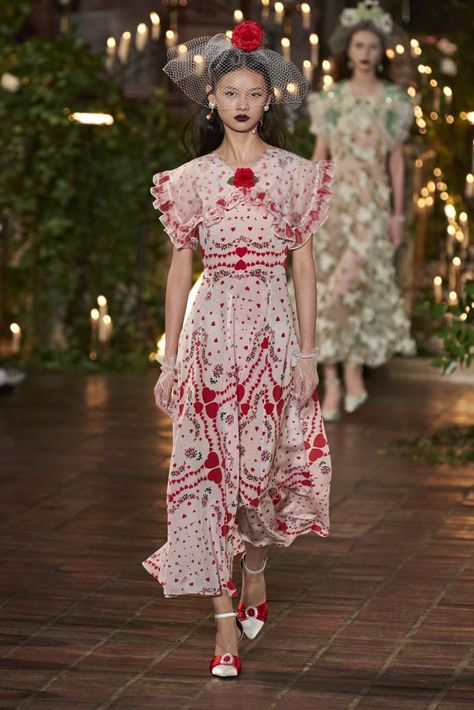 Cotton Silk Dress, Embellished Midi Dress, Frilly Dresses, Chiffon Maxi, Chiffon Maxi Dress, Bella Hadid, Silk Chiffon, Outfits Casuales, New York Fashion Week