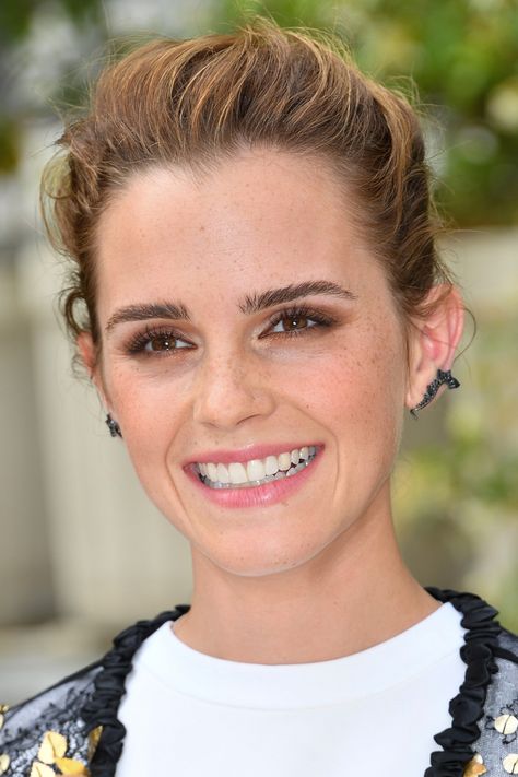 Emma Watson at the 2017 Paris photocall for 'The Circle.' Emma Watson Eye Makeup, Emma Watson Makeup, Emma Watson Pics, Aimee Garcia, Lighter Hair, Subtle Ombre, Makeup For Blondes, Cut Her Hair, Black Liner