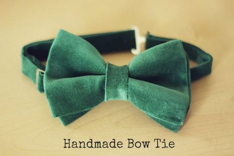 DIY Tutorial: Handmade Bow Tie - These bow ties are really simple to make and can be made in so many different fabrics that your colours options are endless Mens Bowtie Pattern, How To Sew A Bow Tie, Bow Tie Tutorial, Dog Grooming Diy, Make A Bow Tie, Toddler Bow Ties, Bowtie Pattern, Tie Pattern, Toddler Bows