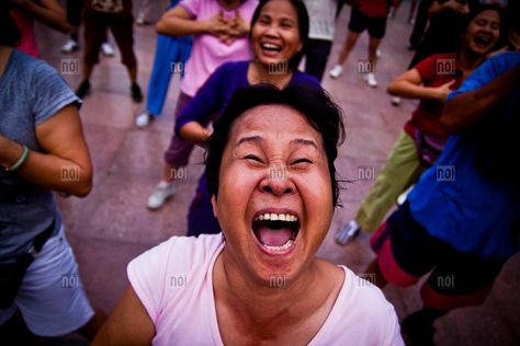 laughing yoga Happy People Pictures, Laughing Yoga, Laughing Pictures, Shiny Happy People, Laughing Face, Smile Pictures, People Pictures, Love Your Smile, Brand New Day