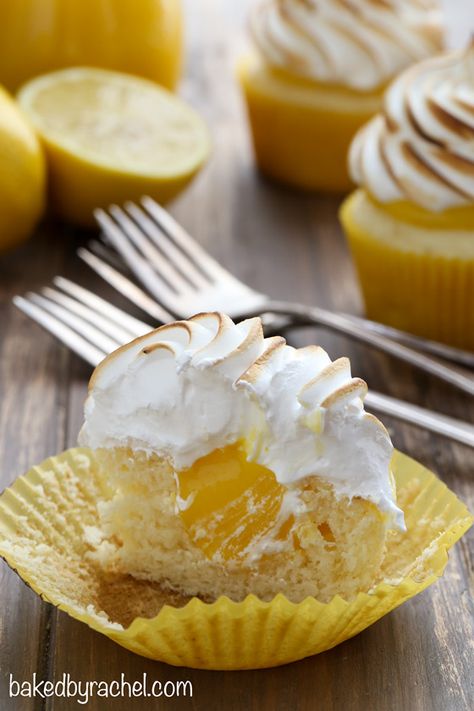 Moist lemon cupcakes with sweet lemon curd filling and meringue frosting recipe Meringue Frosting Recipe, Moist Lemon Cupcakes, Lemon Meringue Cupcakes, Meringue Cupcakes, Meringue Frosting, Curd Filling, Fun Dessert, Lemon Curd Filling, Lemon Cupcakes