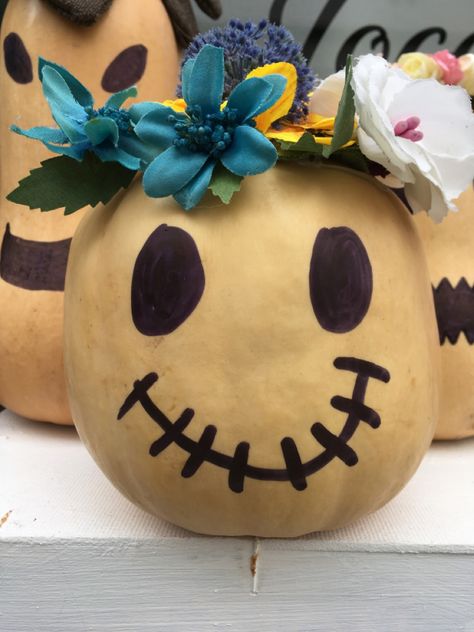 Estas calabazas son muy divertidas para decorar en halloween. #halloween #halloweendecorations #calabazas #trickortreat #pumpkin Halloween Halloween, Christmas Bulbs, Christmas Ornaments, Holiday Decor, Halloween, Christmas, Home Decor, Home Décor