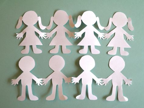 How to Make Paper People Cut Outs. If you've got scissors, paper and a pencil, making paper people cut outs is as easy as fold, draw and cut. Have fun experimenting with various silhouettes, sizes and paper color. Paper Doll Quilt, Paper Doll Chain, Kalluto Zoldyck, Quilt Pattern Free, Paper Doll Craft, Dolls Printable, Princess Paper Dolls, Paper Doll Printable Templates, Paper Dolls Diy