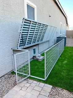 Coyote Proof Dog Runs #dogrun #CoyoteProofDogRuns #coyoteproblem #petenclosure #pets #dogs #dog #puppy #catrun #catio #petrun #catenclosure #outdoorcat #dogdoor #dogrunideas Outside Dog Setup, Covered Dog Kennel Outdoor, Dog House Shed Ideas, Outside Kennels For Dogs, Outdoor Dog Run Ideas, Inside Outside Dog Area, Patio Dog Area, Small Dog Run Ideas Backyard, Enclosed Dog Run Attached To House