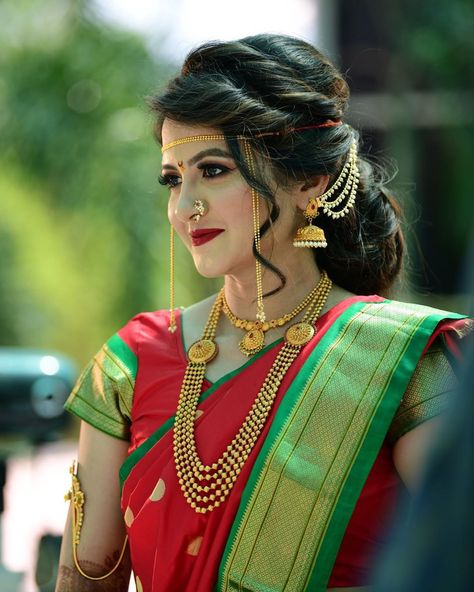 My super cutest bride @rutuja.kadam07 setting maharashtrian bridal goals on her wedding day!!👸💗 Hair / Makeup @sapnasherry  TEMSbride… Maharashtra Wedding, Lehenga Hairstyles, Bridal Hairstyle Indian Wedding, Wedding Day Hair, Marathi Bride, Marathi Wedding, Indian Bride Outfits, Bridal Hair Buns, Indian Wedding Hairstyles