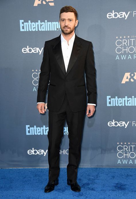 Justin Timberlake | Here's What Everyone Wore To The 2016 Critics Choice Awards Justin Timberlake 2000s, Suit No Tie, Suit Without Tie, 2000s Red Carpet, Black Suit White Shirt, Mother Of The Bride Hairdos, Mens White Suit, Sparkly Gown, Black And White Suit