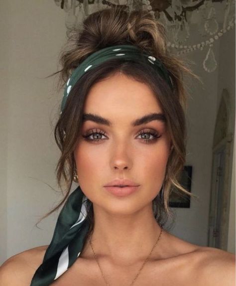 Scarf Hairstyles Medium Length, No Makeup Eye Makeup, European Hairstyles Women, Bohemian Makeup Look, Momma Mia, Photoshoot Hair, Ideas De Maquillaje Natural, Brunette Hairstyles, Europe 2024