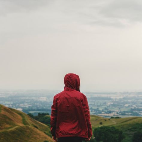 Rear view of man on top of the hill Prem... | Premium Photo #Freepik #photo #man #nature #mountain #landscape People References, Travel Pose, Mens Photoshoot Poses, Alone Photography, Mountain Photos, Photography Posing Guide, Men Photography, Cute Couple Cartoon, Man Images