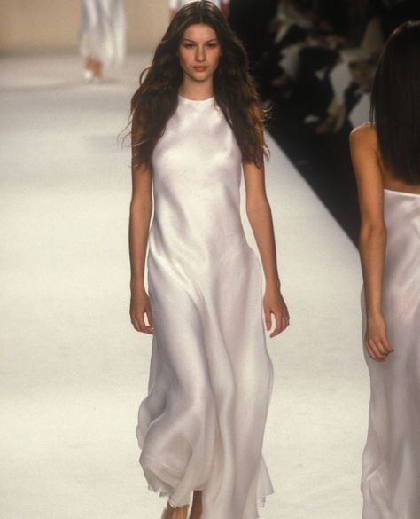 90s Runway Fashion Dresses, 90s Supermodels Aesthetic, Supermodel Outfits, 90s Fashion Show, Ralph Lauren Runway, Runway Gowns, Model Runway, 90s Runway, 90s Runway Fashion