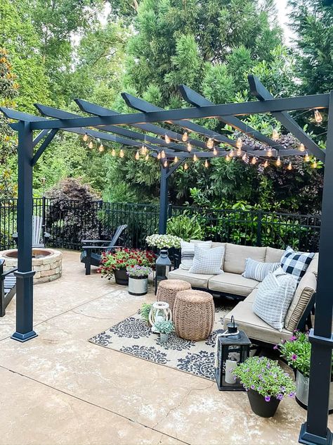 Check out these 5 easy tips for hanging outdoor string lights from your pergola for beautiful ambience in your backyard all year long. Patio makeover with giant globe vintage lighting turns this space up a notch. No power no worries, we used an extension cord to get electricity to the patio. Create an outdoor living room everyone will want to hang out in all year long. AQlighting has quality string lights to fit your home inside or out. Install string lights on deck, patio, gazebo or trees. Design Per Patio, Patio String Lights, Pergola Lighting, Pergola Design, Patio Garden Design, Backyard Pergola, Backyard Lighting, Outdoor Patio Lights, Outdoor Gardens Design