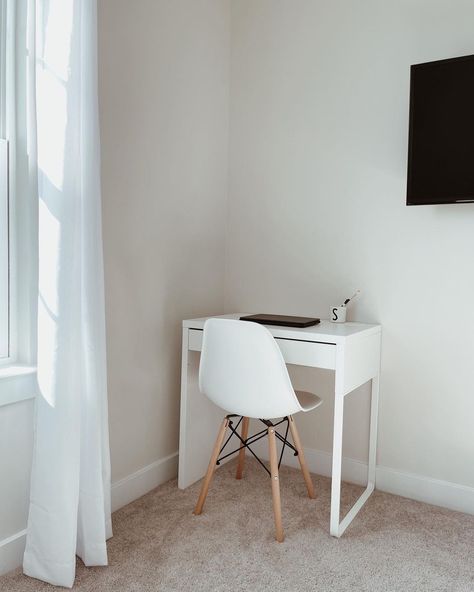 Minimalist Study Space, Small Desk In Bedroom, Mini Desk Ideas, Study Table Setup, White Study Table, Table For Room, Makeup Desks, Table Setup Ideas, White Table Desk