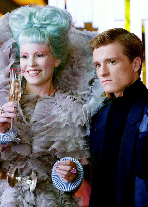 Catching Fire still shot of Elizabeth Banks (Effie Trinket) and Josh Hutcherson (Peeta) Capitol Couture, Hunger Games Fashion, Tribute Von Panem, Effie Trinket, Jena Malone, Donald Sutherland, Sam Claflin, Hunger Games 3, Hunger Games Series