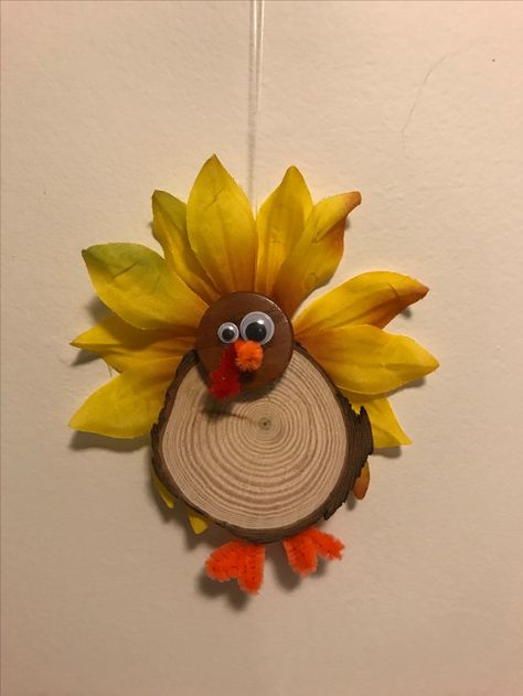 Turkey ornament for a Thanksgiving decoration, supplies: small wooden disc, button, fake flower, eyes, and pipe cleaners. Thanksgiving Tree Ornaments Diy, Wooden Discs Ideas, Unusual Christmas Ornaments, Thanksgiving Ornaments, Flower Eyes, Leaf Turkey, Thanksgiving Turkey Craft, Easy Thanksgiving Crafts, Blue Penguin